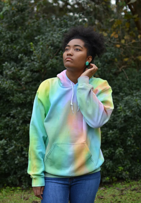 Hoodie dengan Palet Warna Pelangi